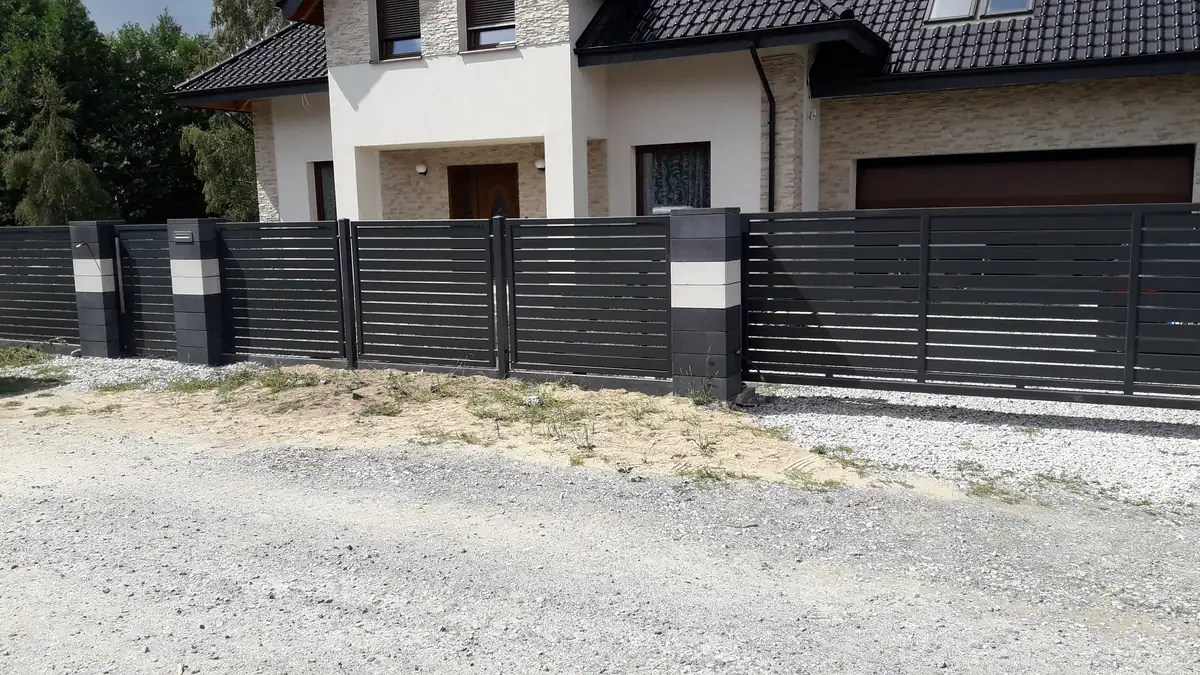 Poziome ogrodzenie palisadowe dopasowane do nowoczesnego domu