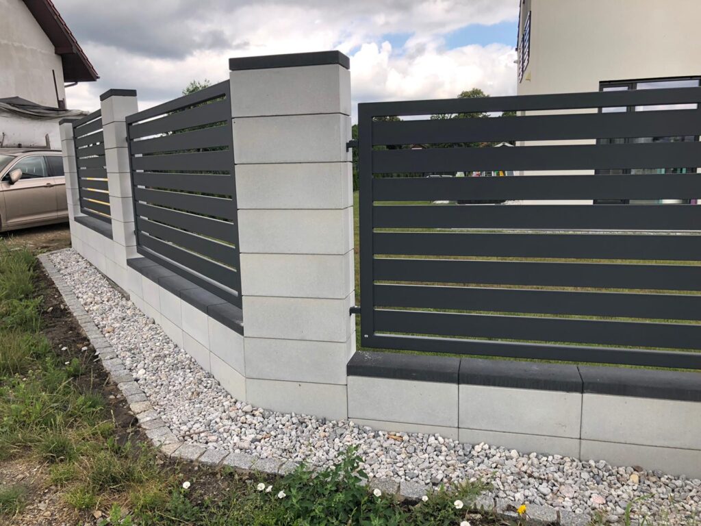 ogrodzenie palisadowe domu